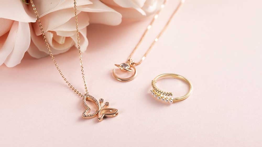 Gift Your Mom With Beautiful Jewellery Gifts From CaratLane This Mother's  Day 2023 - The Caratlane